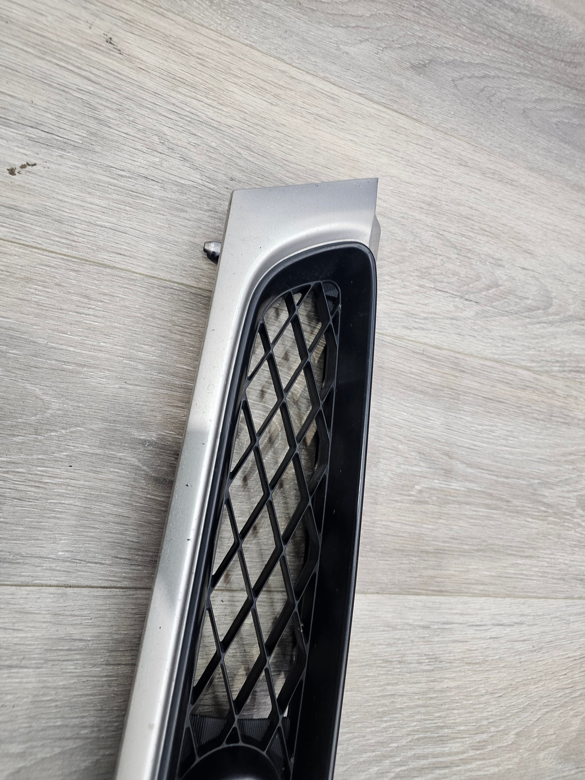 2000-2001 Subaru impreza rs sedan 2.5 grille 91065FA050NN image 3
