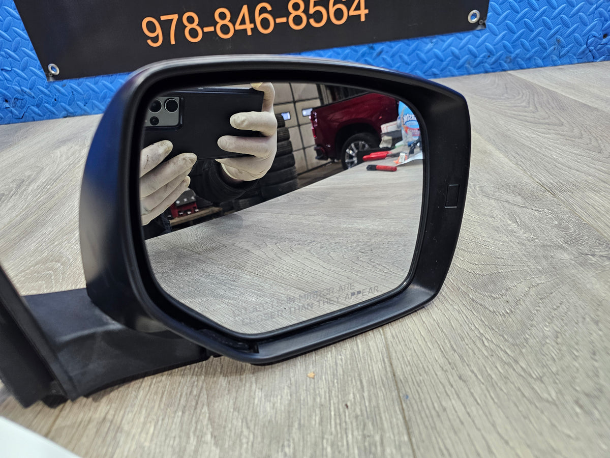 2013-2014 subaru outback 2.5 SAP right passenger door mirror  image 1