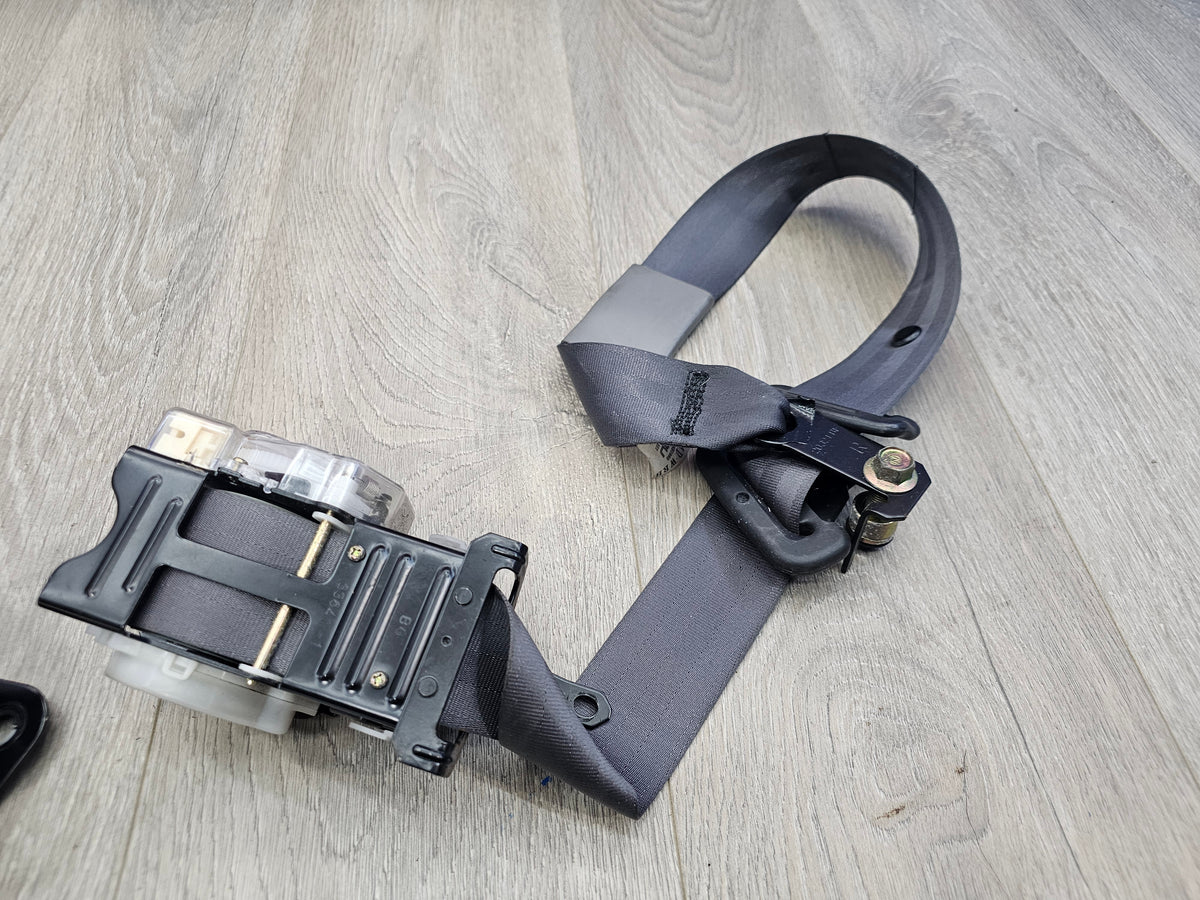 2000-2001 Subaru impreza rs sedan 2.5 front seat belt pair  image 1