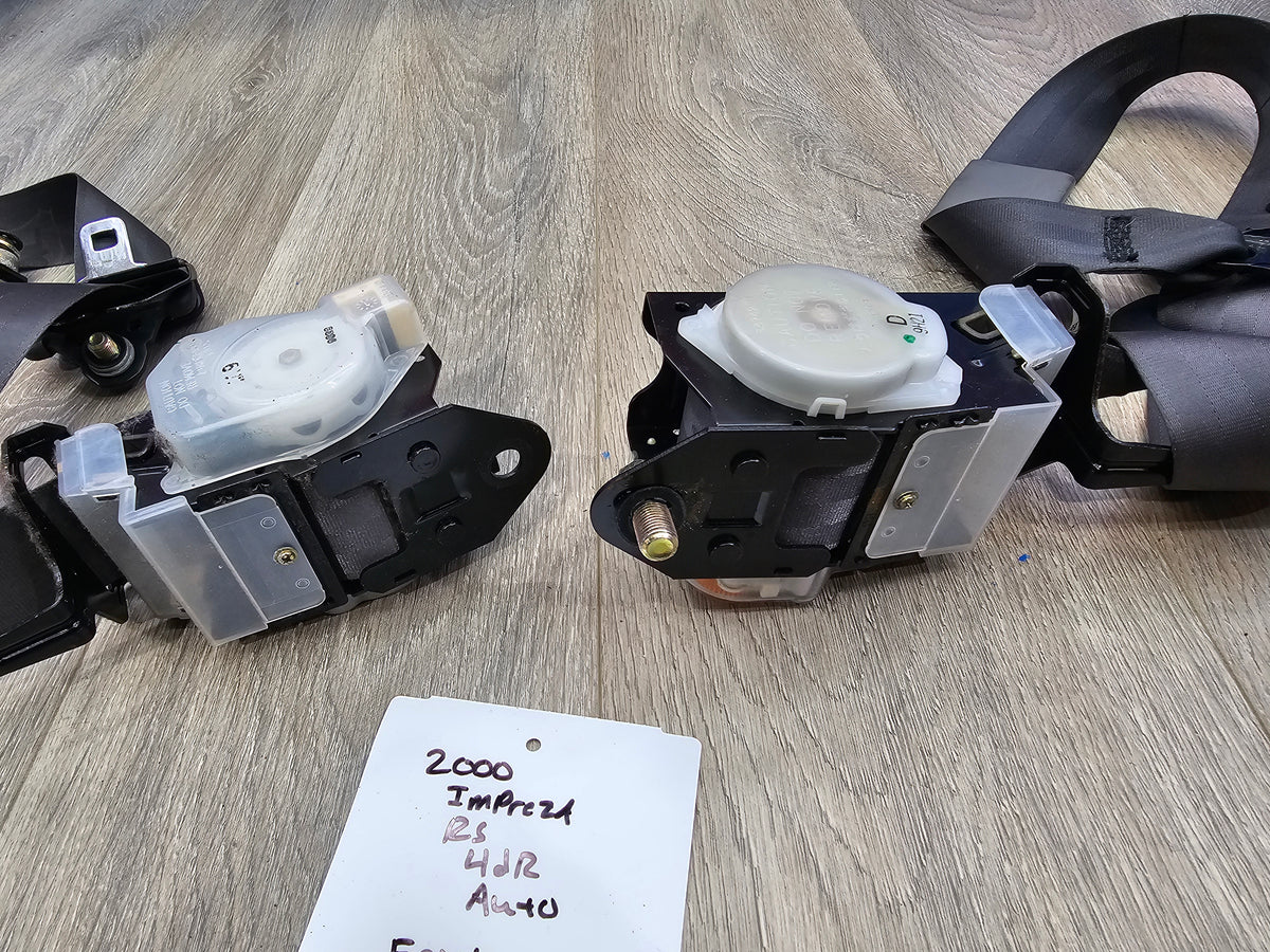 2000-2001 Subaru impreza rs sedan 2.5 front seat belt pair  image 4