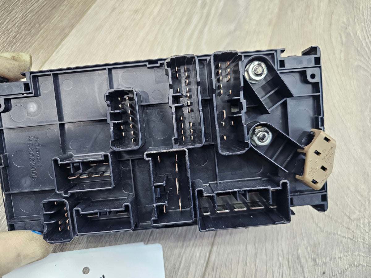 2008-2014 Subaru wrx sti 2.5 engine bay fuse box 82241FG010 66k image 6