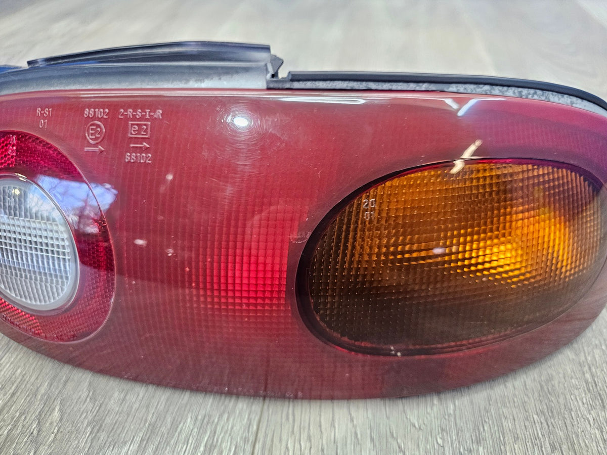 1990-1997 mazda miata MX5 1.6 right passenger tail light