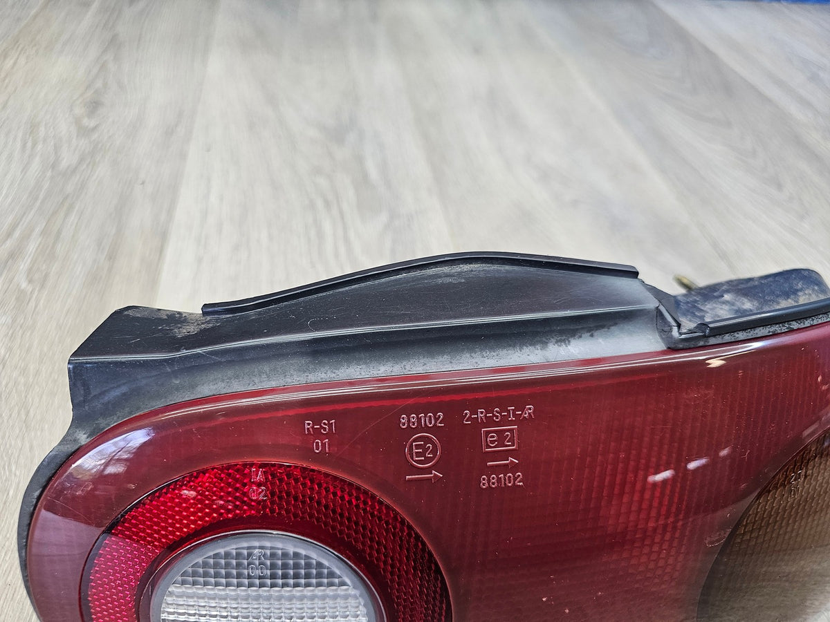 1990-1997 mazda miata MX5 1.6 right passenger tail light