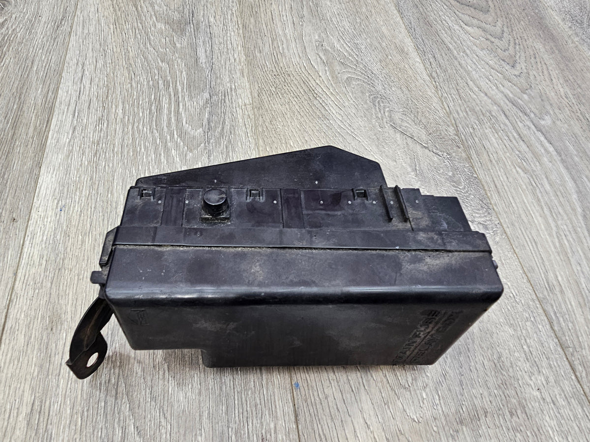 2000-2001 Subaru impreza rs sedan 2.5 engine bay fuse box 82232FA100 image 3