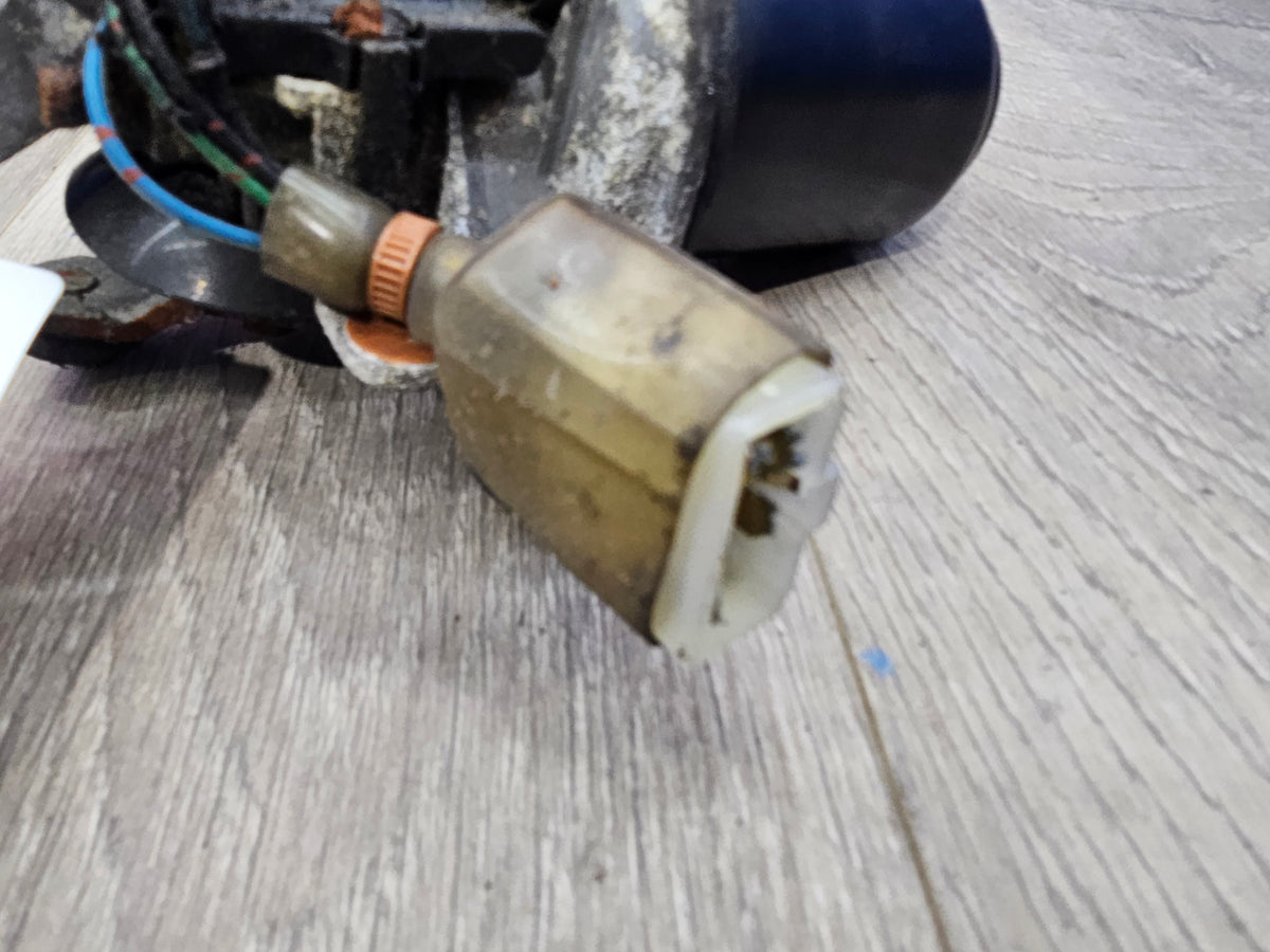 2000-2001 Subaru impreza rs sedan 2.5 windshield wiper motor 86511FC020 image 1
