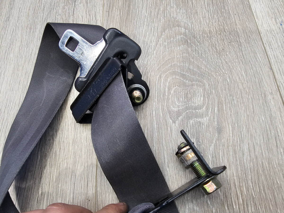 2000-2001 Subaru impreza rs sedan 2.5 front seat belt pair  image 7
