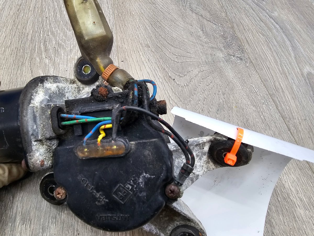 2000-2001 Subaru impreza rs sedan 2.5 windshield wiper motor 86511FC020 image 5