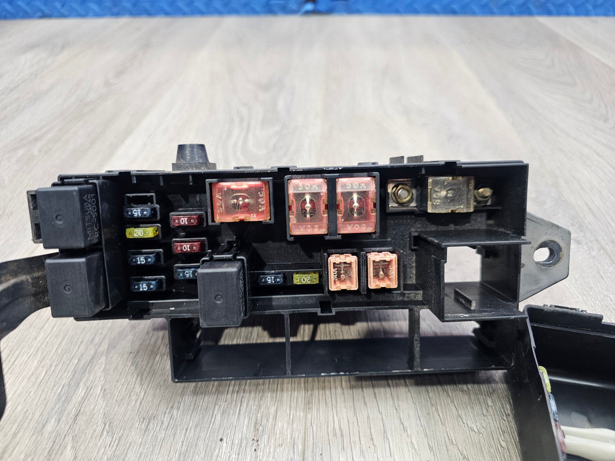 2000-2001 Subaru impreza rs sedan 2.5 engine bay fuse box 82232FA100 image 8