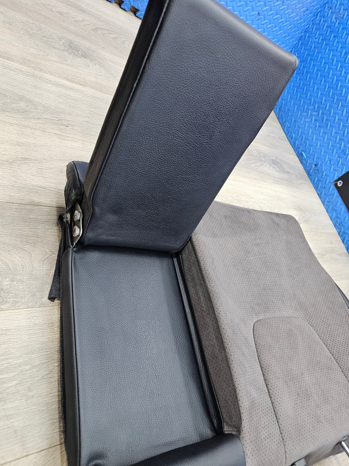 2008-2010 Subaru wrx sti 2.5 right passenger rear upper seat 64350FG420AQ image 3