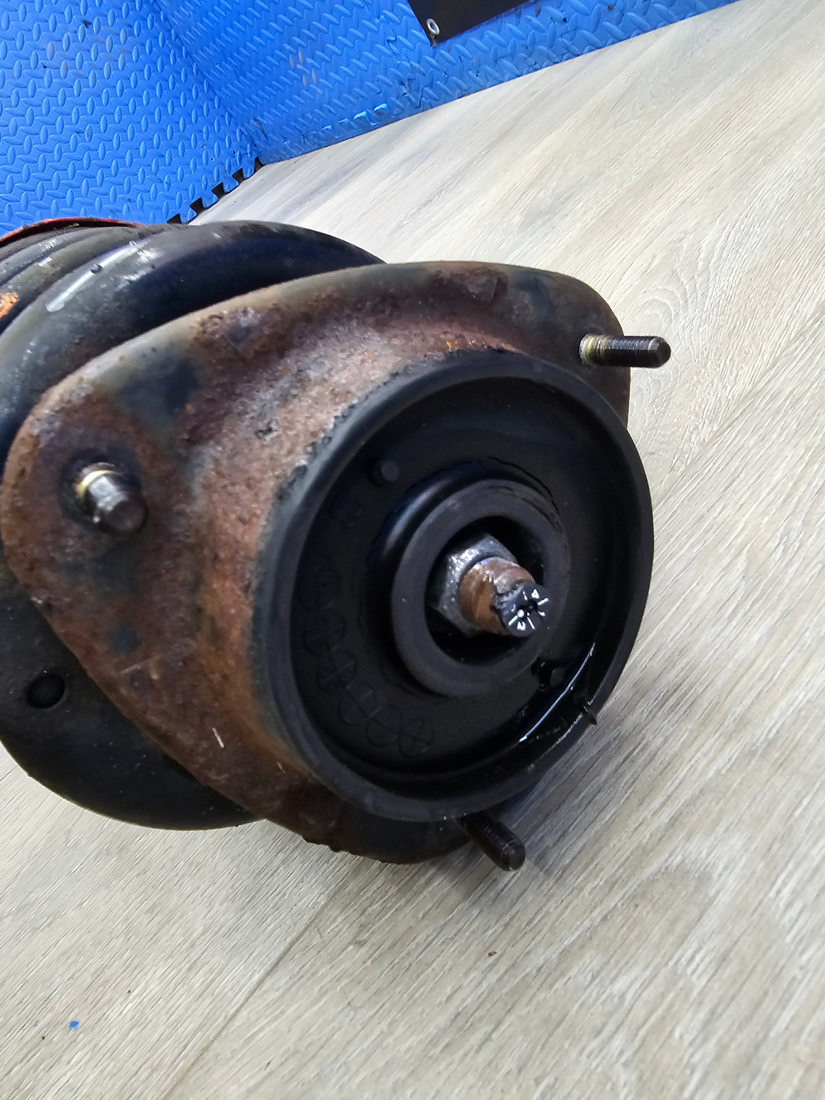 2000-2001 Subaru impreza sedan rs 2.5 KYB AGX right passenger front strut shock  image 4