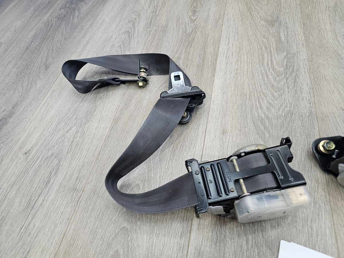 2000-2001 Subaru impreza rs sedan 2.5 front seat belt pair  image 2