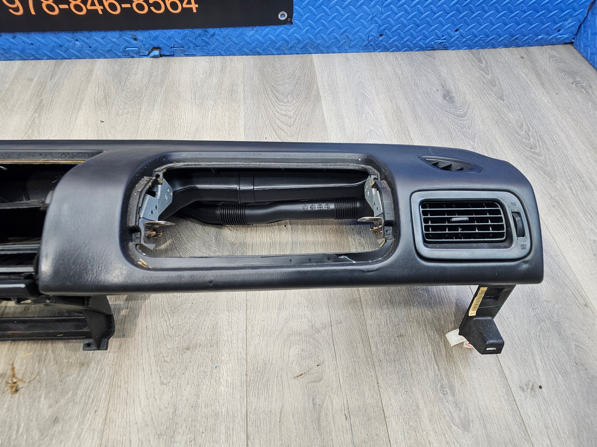 2000-2001 Subaru impreza rs sedan 2.5 dash panel 66040FC0100E image 4