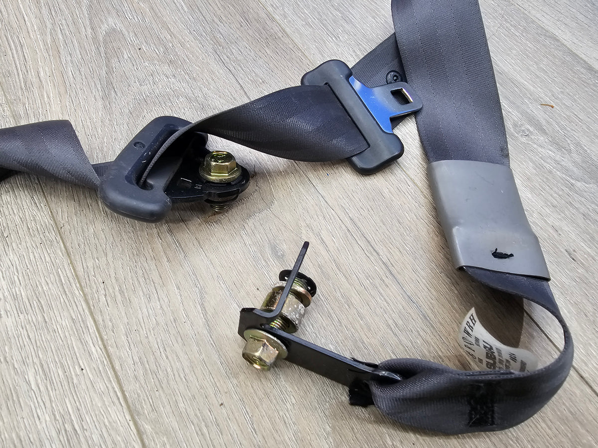 2000-2001 Subaru impreza rs sedan 2.5 front seat belt pair  image 6