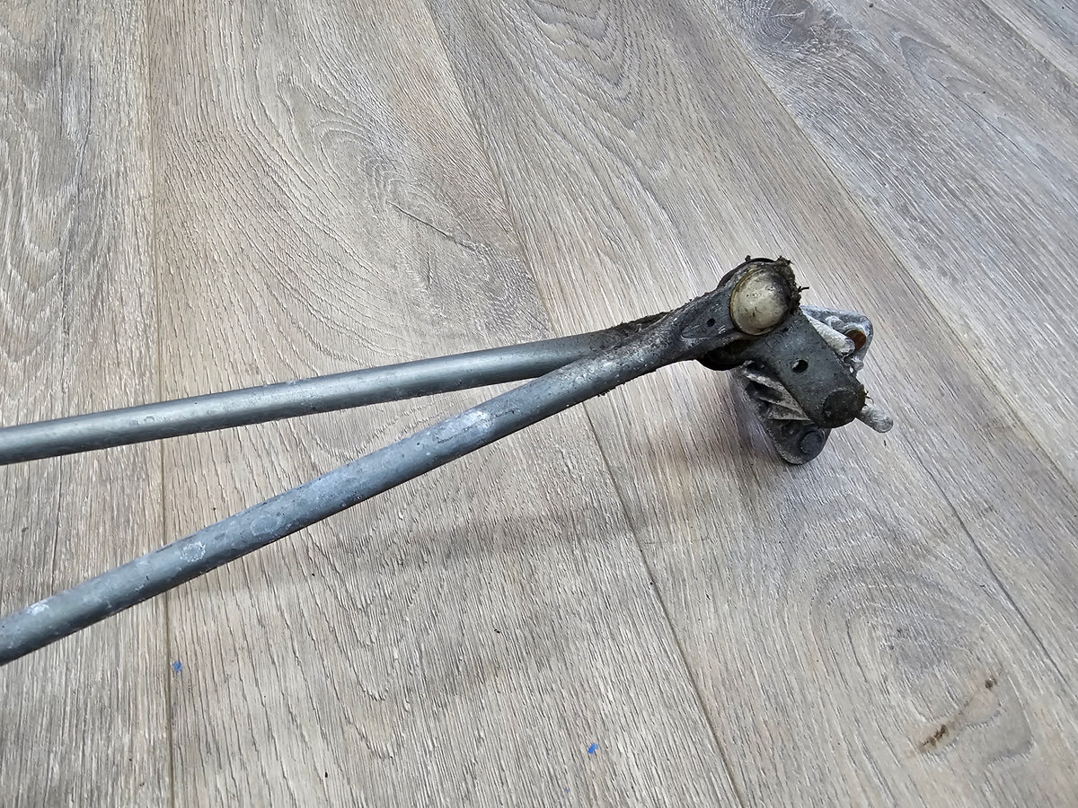 2000-2001 Subaru impreza rs sedan 2.5 windshield wiper linkage  image 4