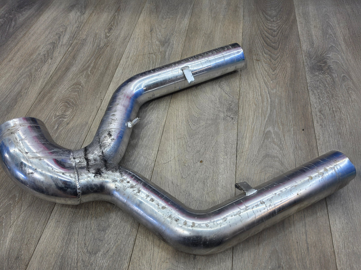 Cadillac sts-v intake pipe